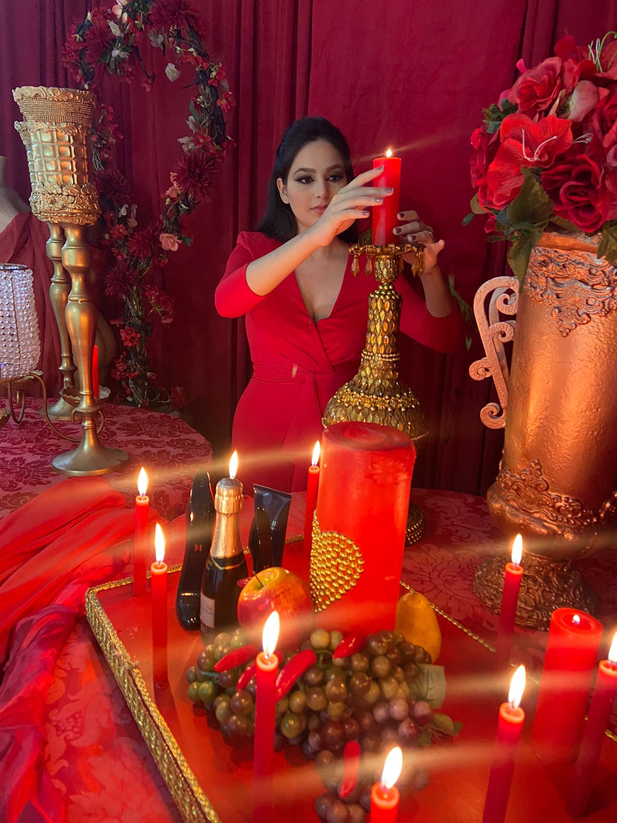 Ambiente em tons vermelhos com velas